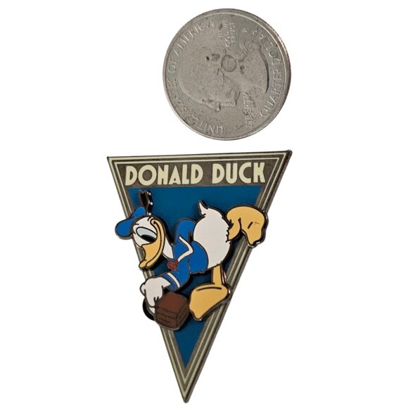 2009 Disney Donald Duck Pennant Flag Pin - Picture 5 of 6